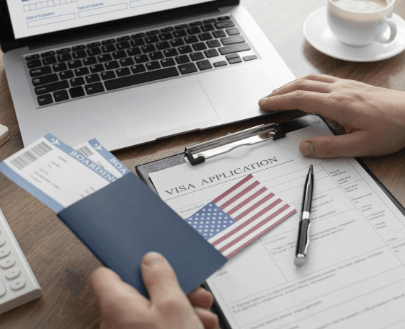 Pessoa preenchenco formulário de aplicação para visto.